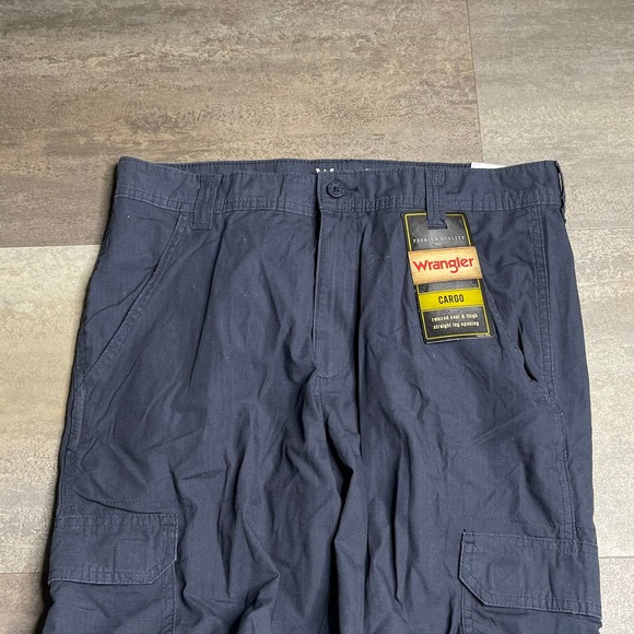 SOLD Wrangler NWT Cargo Pants 32X30 - Picture 2 of 5
